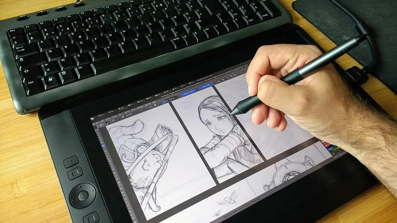 Main tenant un stylet qui dessine un croquis sur l’écran d’une tablette graphique Wacom Cintiq