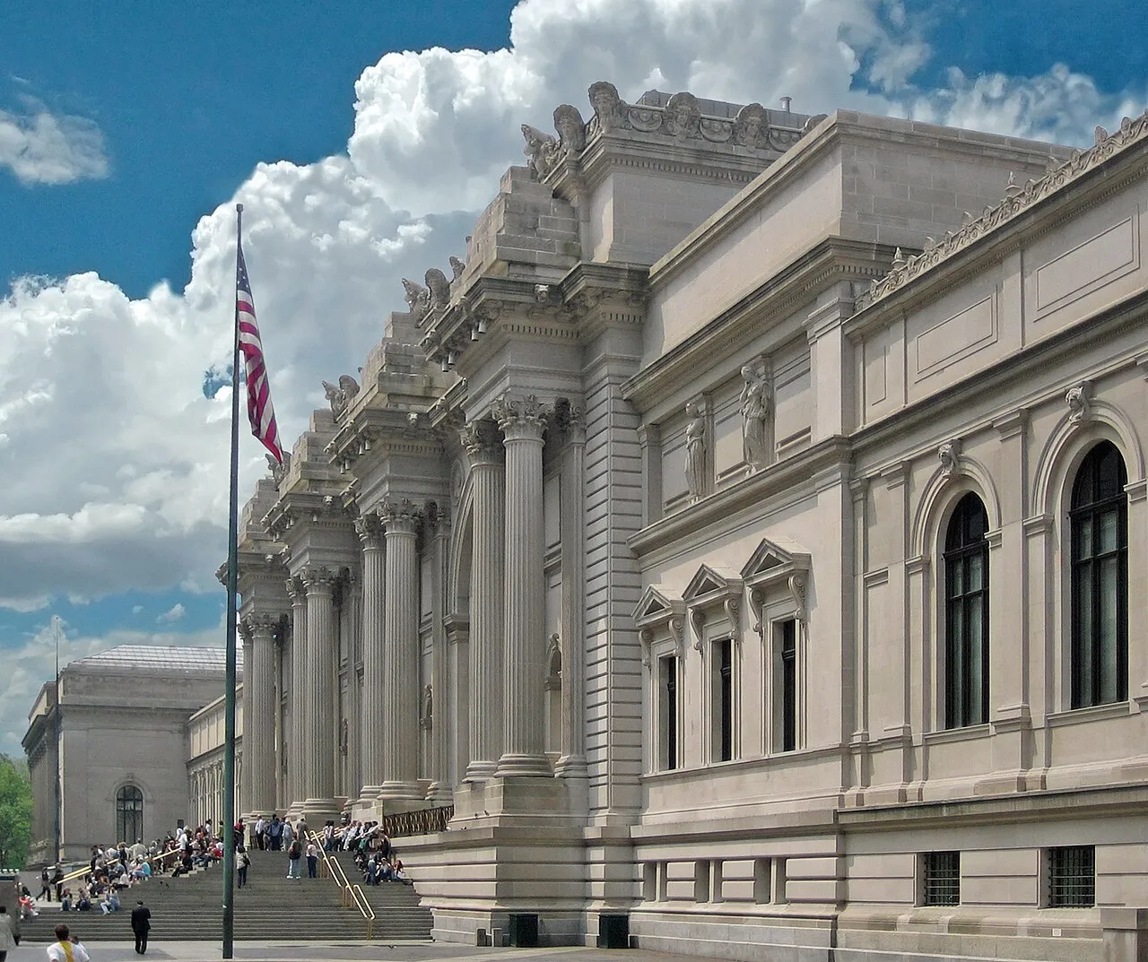 Façade néoclassique à colonnes du Metropolitan Museum of Art sur la Cinquième Avenue, à New York