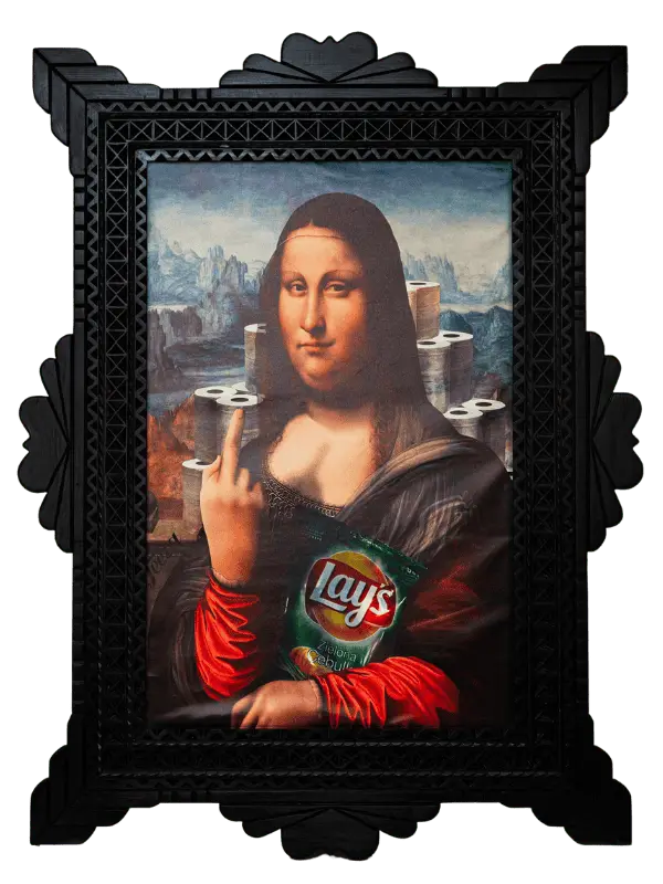 Tableau de la Joconde rebelle tenant un paquet de chips, cadre baroque noir