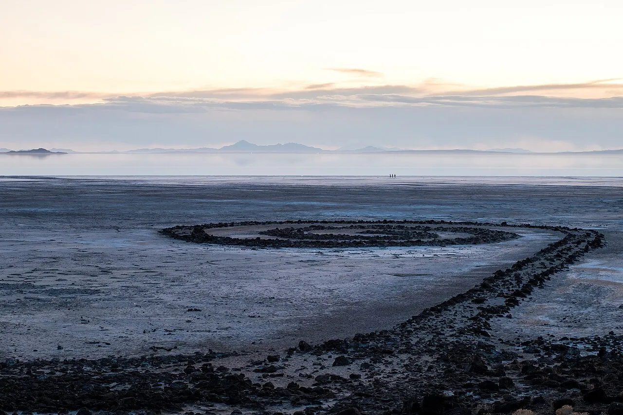 Spirale de roches noires sur la rive asséchée et blanchie du Grand Lac Salé au crépuscule