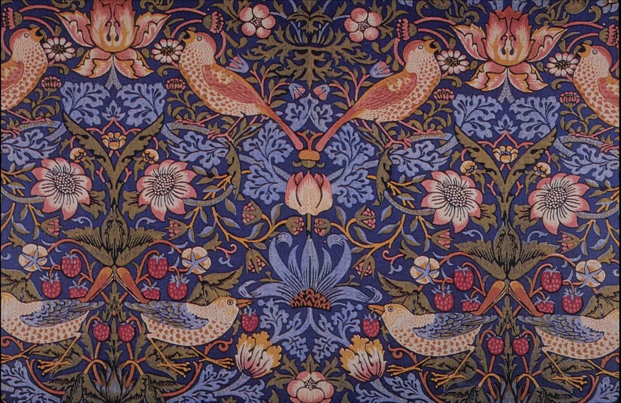 Tissu imprimé bleu indigo à motifs d’oiseaux, de fraisiers et de fleurs entrelacés