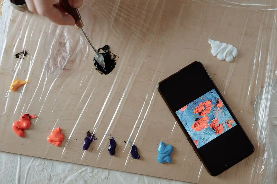 Peindre avec des outils non conventionnels : Techniques et artistes innovants