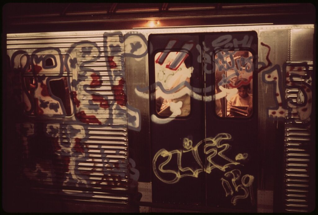 Portes d'une rame de métro new-yorkais couvertes de tags et de lettrages à la bombe