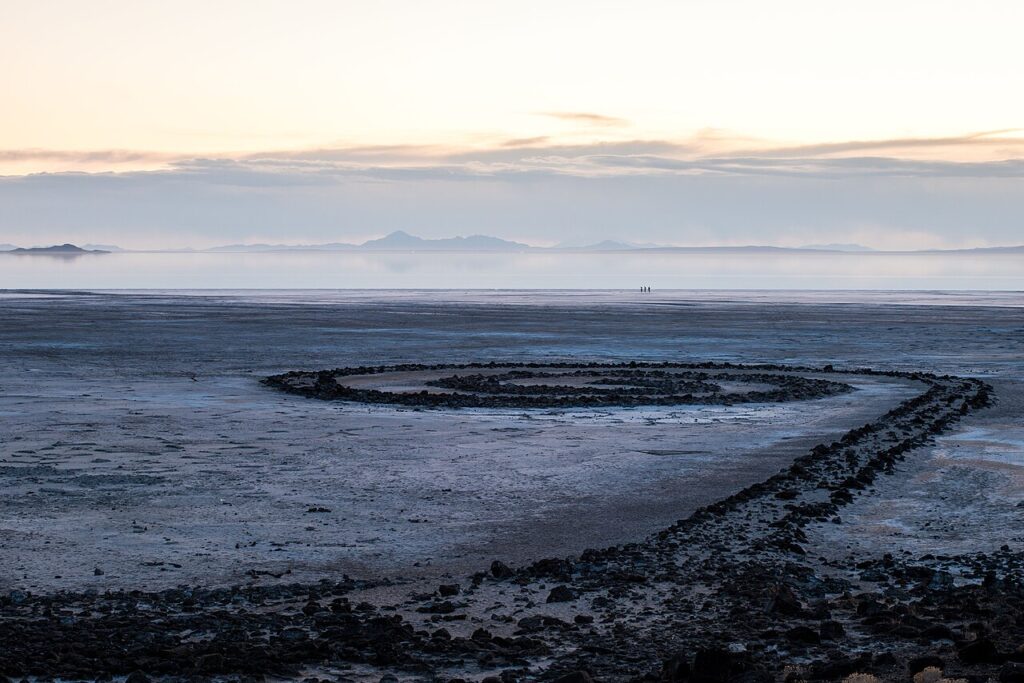 Spirale de roches noires sur la rive asséchée et blanchie du Grand Lac Salé au crépuscule